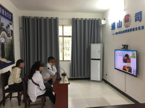 2018年9月26日，社區(qū)服刑人員孫某在縣社矯中心遠(yuǎn)程視頻會(huì)見室會(huì)見了其在沙洋戒毒所接受戒毒矯治的兒子。.jpg